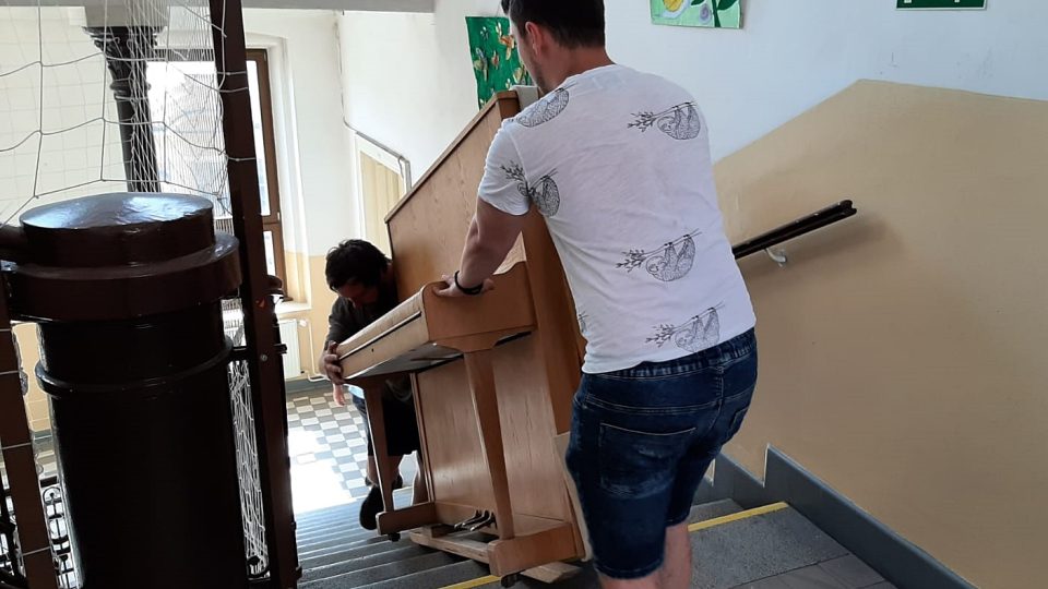 Plzeňská konzervatoř si do nově opravených prostor v Tylově ulici nastěhovala klavíry a pianina