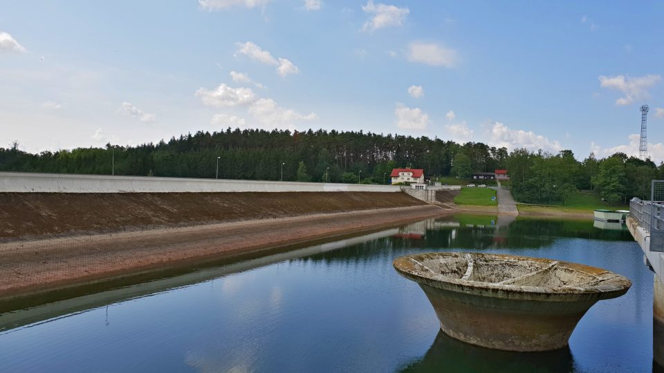 V přehradě Hracholusky chybí kvůli suchému létu skoro dva metry vody