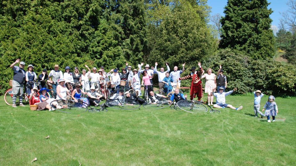 Foto všech účastníků v parku zámku Kozel, 2. ročník draisování s Waldsteinem 2018