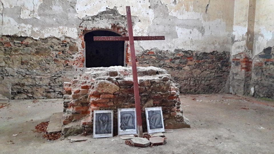 Starý barokní kostel svaté Barbory u Všekar hyzdí opadaná omítka, chybějící kusy zdí a různé nápisy vandalů
