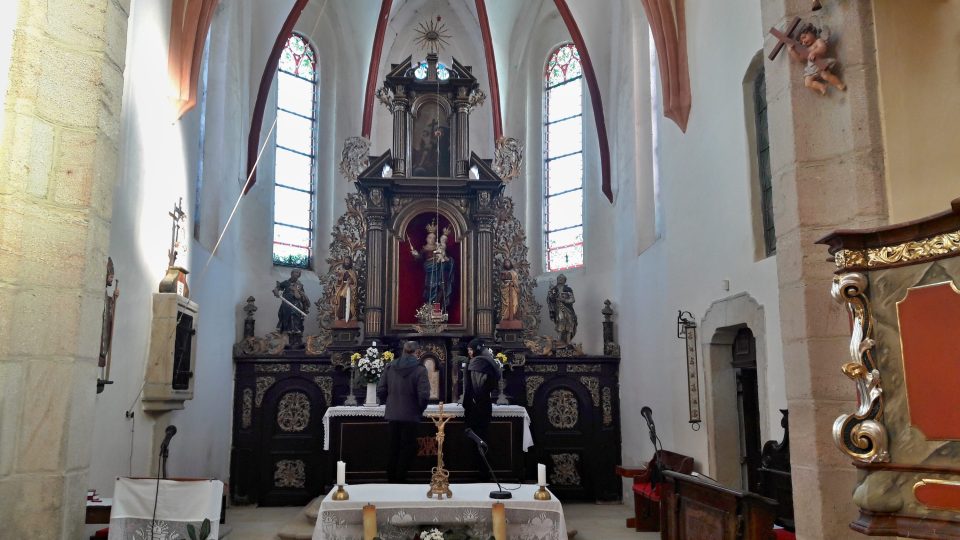 Neutěšený stav barokního oltáře v dýšinském kostele Nejsvětější Trojice si kontrolují farář Libor Buček a památkářka Soňa Zouharová