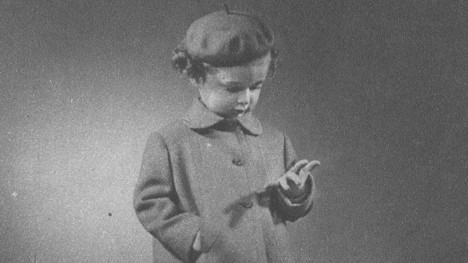 Fotografie dětského podzimního oblečení z roku 1952. Žena a móda, r. IV., č. 11, 1952, s. 20