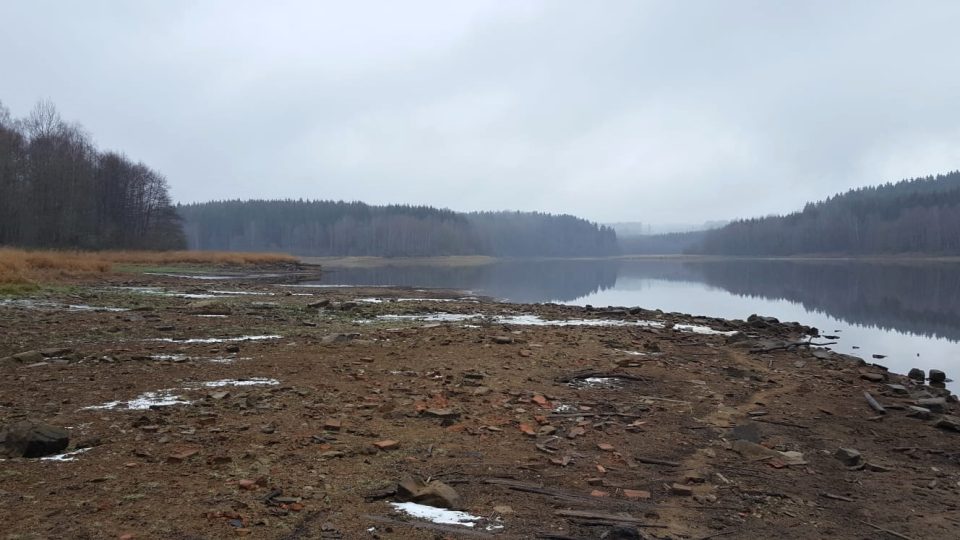 Lidé na Tachovsku můžou po letech znovu vidět zbytky vesnice Lučina, která skončila pod stejnojmennou přehradou