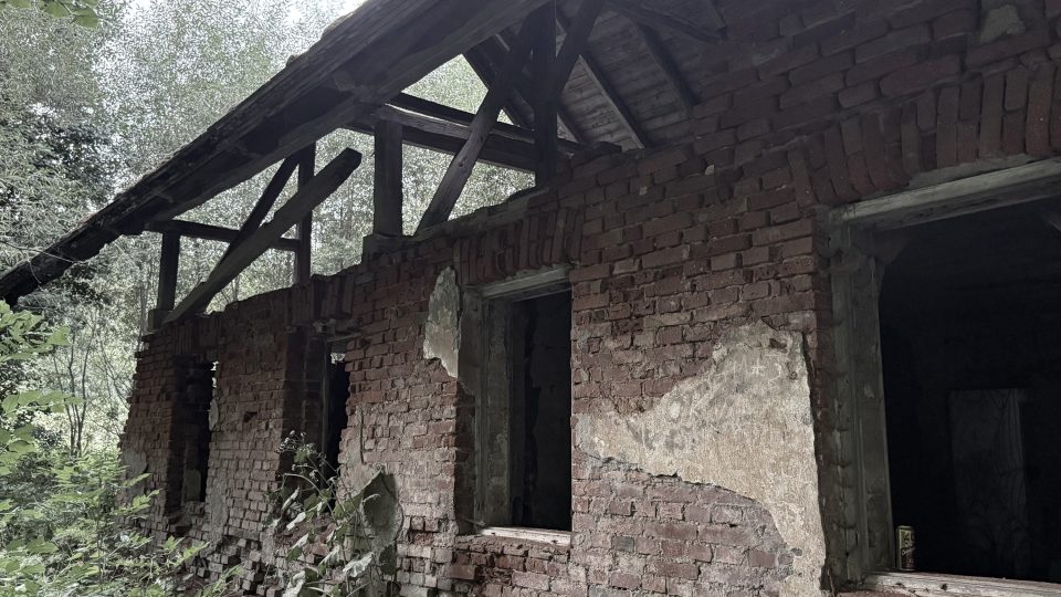 Potemnělou atmosféru podtrhuje stav usedlosti | foto: Jan Dvořák Potemnělou atmosféru podtrhuje stav usedlosti