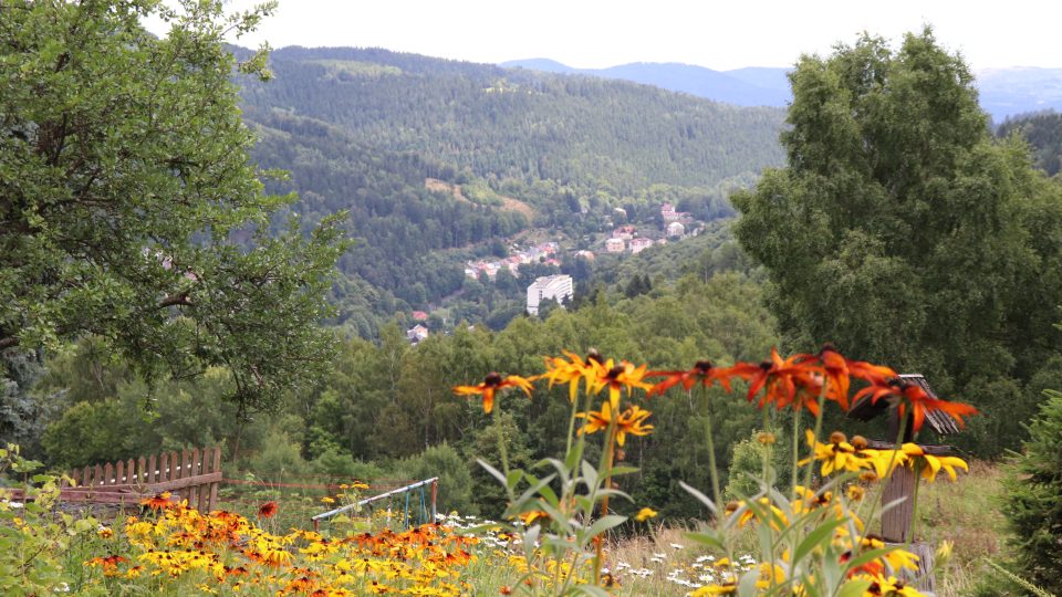 Z chaloupky je fascinující výhled na Jáchymov