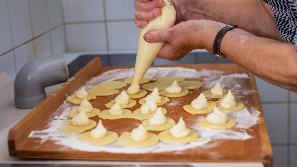 Do středu koláčů klademe kopeček tvarohové náplně pomocí cukrářského sáčku