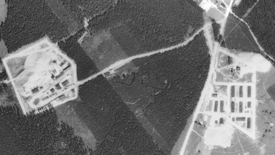 Letecký snímek tábora Nikolaj (vpravo) a dolu Eliáš