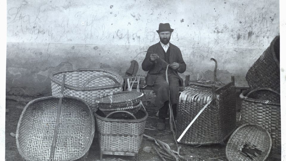 Z oprav loubkových nůší, opálek a řičic na Chodsku. Foto: E. Strouhal, kolem roku 1895