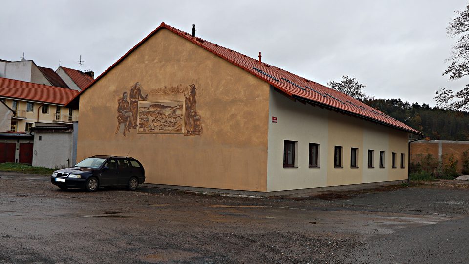 Dům stojící blízko radnické synagogy s malbou Jaroslava Šindeláře