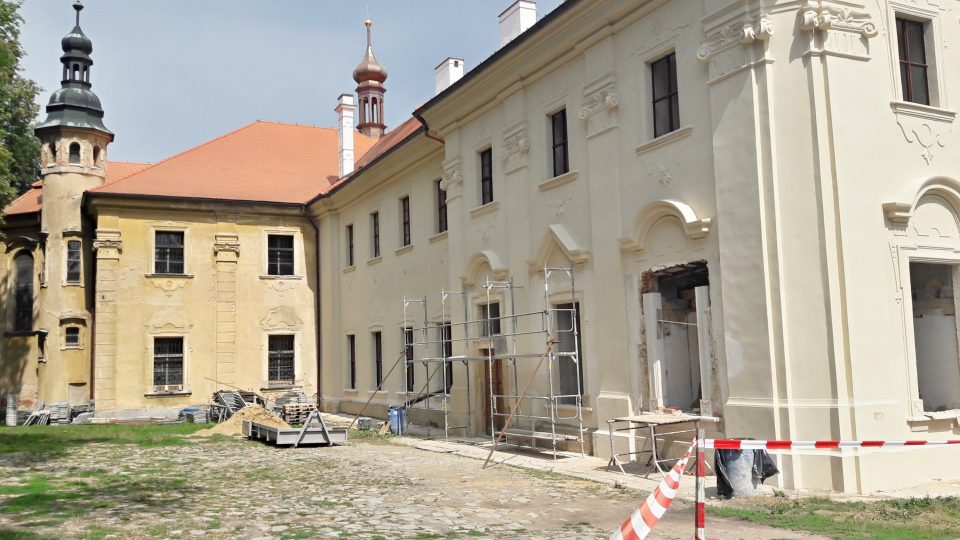 Několika spolkům se postupně daří alespoň po částech opravovat klášter v Chotěšově