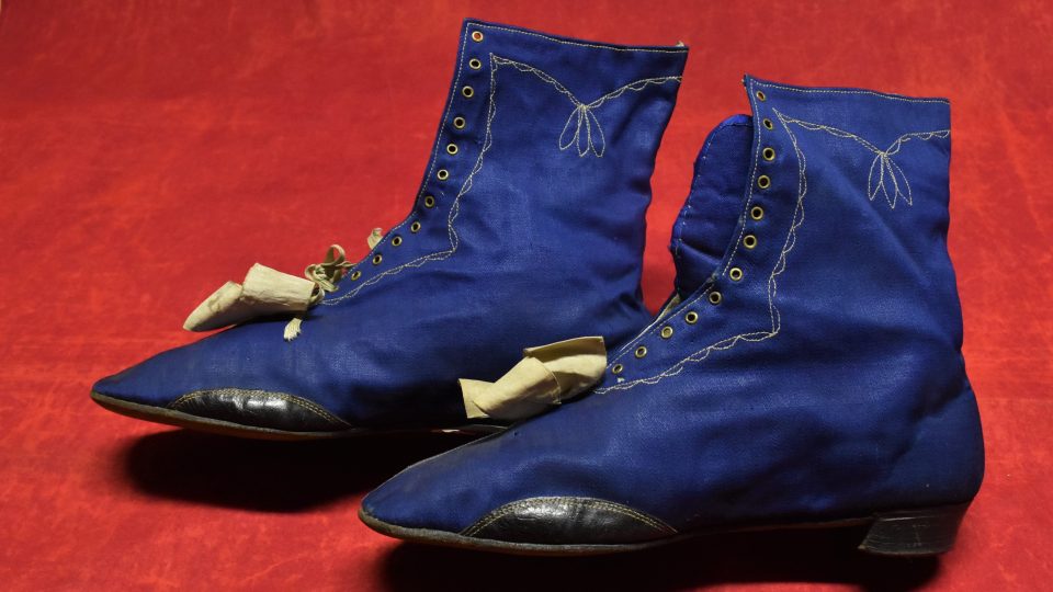 Šněrovací dámské boty s nízkým podpatkem z modrého plátna, prošívaného bílou nití. Datovány do rozmezí let 1850 - 1860
