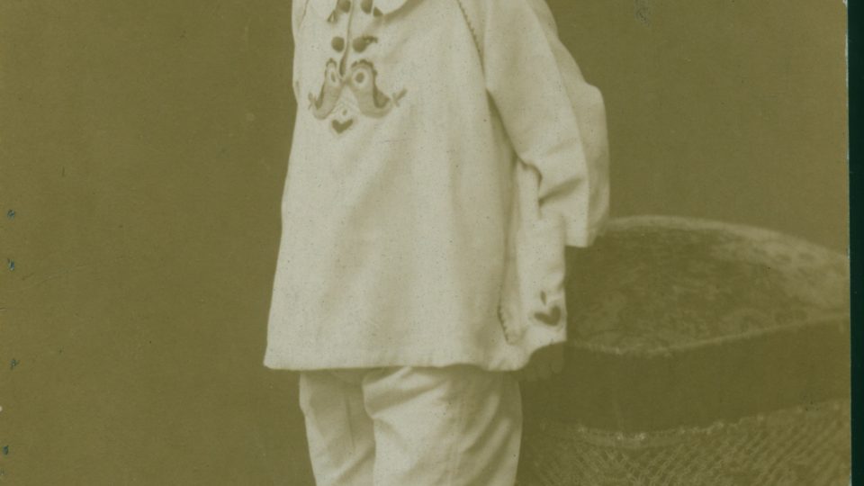 Chlapec ve svérázových šatech z roku 1918. Darovala dne 1. 10. 1937 Božena Lábková v Plzni