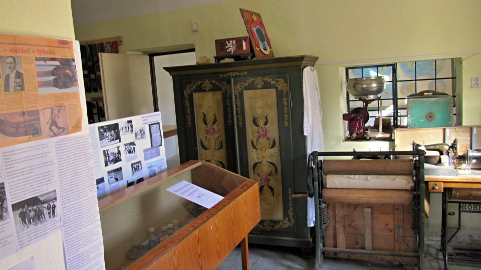Muzeum se zaměřuje na exponáty týkající se zemědělské výroby, na věci, které lidé na Přimdě a v okolí potřebovali ke svému životu. Část muzea je věnována sbírce lyží a lyžařského vybavení