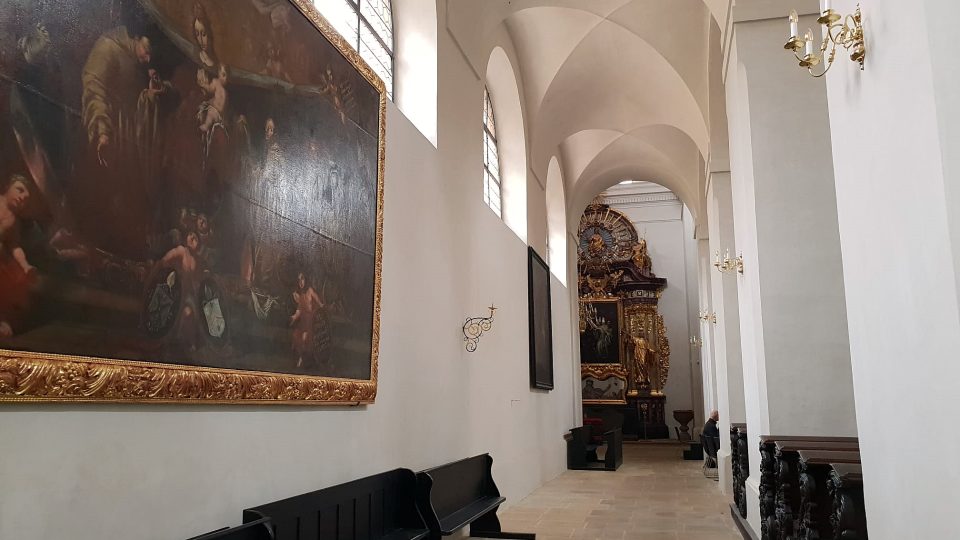 Vnitřek kostela zdobí výmalby Petra Brandla a Leopolda Willmanna