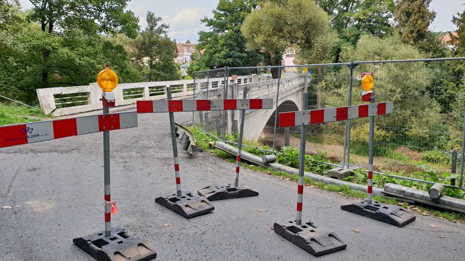 Kvůli opravě mostu ve Svojšíně najedou motoristé po objížďkách desítky kilometrů navíc