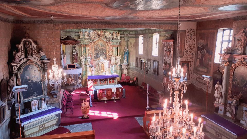 Interiér kostela Všech svatých v Sedlištích