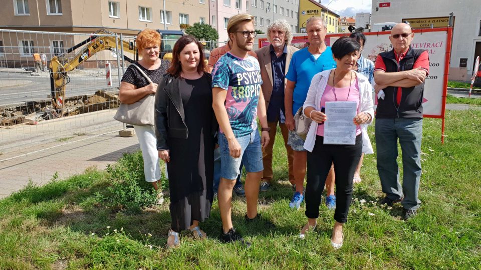 Živnostníci a další rekonstrukcí Slovanské ulici dotčení podnikatelé se potkali přímo na staveništi a přečetli společnou výzvu, aby vedení Plzně uspíšilo opravy jejich ulice