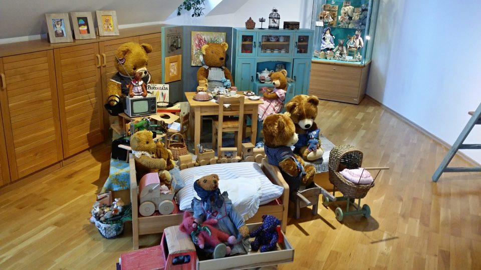 Malé pokojíčky pro panenky a pro medvídky plné miniatur nádobí a zákusků vystavuje Dům historie Přešticka. Jedná se o sbírku manželů Holubových