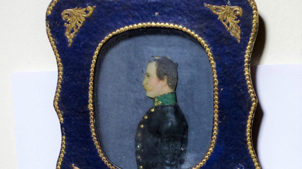Voskový portrét Františka  Hurtiga v Plzni v papírovém rámečku