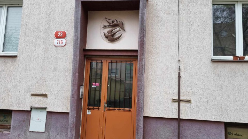 Na bytový dům v Blatenské ulici v Plzni na Slovanech se vrátila domovní znamení