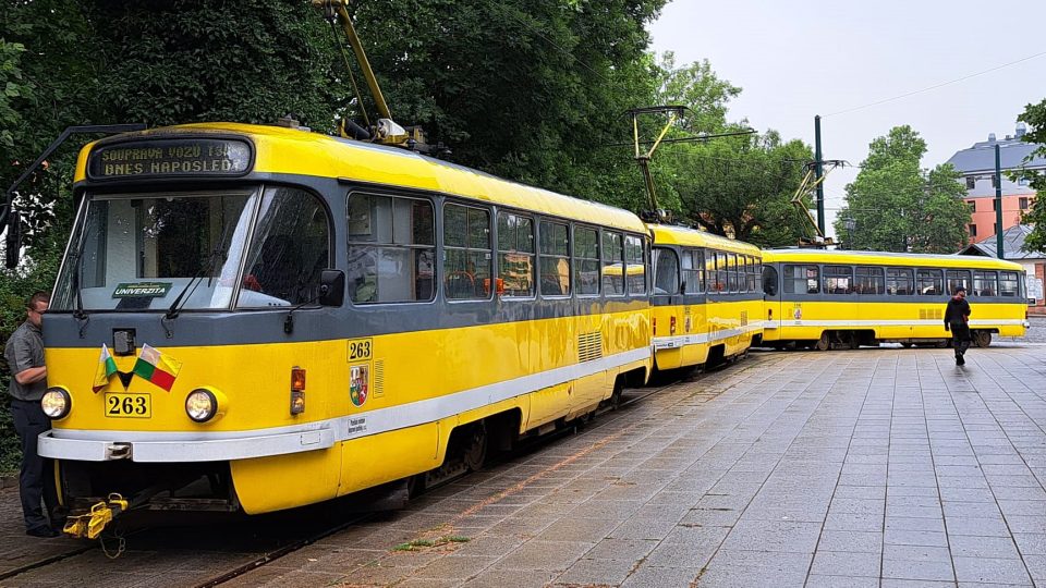 „Všechny původní tramvaje měly pod podlahou ukrytou veškerou elektrickou výzbroj a vně vozu byl jen sběrač proudu umístěný na střeše. Proto byla podlaha tak vysoko,“ vysvětluje technik dopravních podniků Jiří Trnka