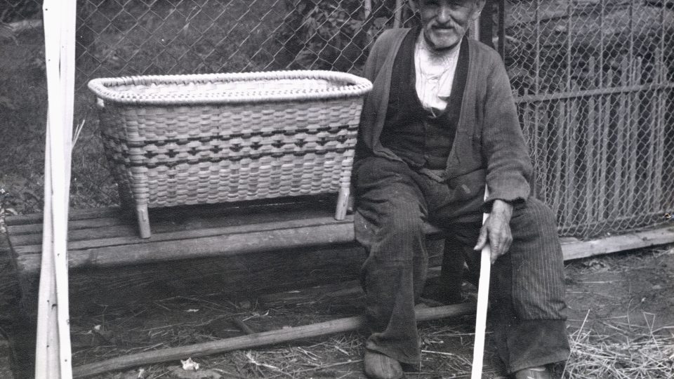 Košíkář Petr Nový z Ostružna na Sušicku se svým výrobkem. Fotografováno v roce 1955