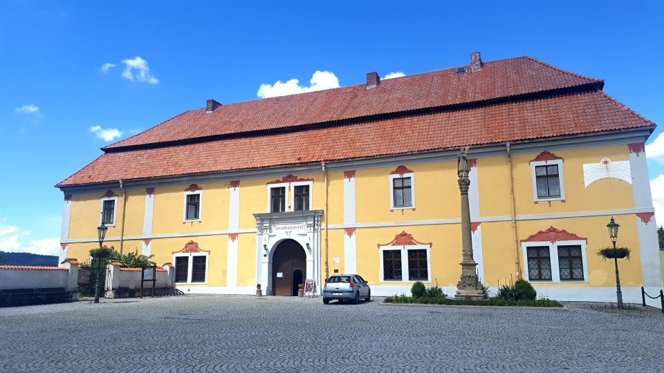 V budově dnes sídlí Svatojánské muzeum, které je zaměřeno na zdejšího rodáka a celosvětově známého světce Jana Nepomuckého, a to od roku 2015. Také zde žije administrátor farnosti P. Jiří Špiřík