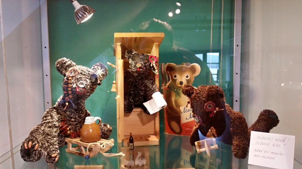 Malé pokojíčky pro panenky a pro medvídky plné miniatur nádobí a zákusků vystavuje Dům historie Přešticka. Jedná se o sbírku manželů Holubových
