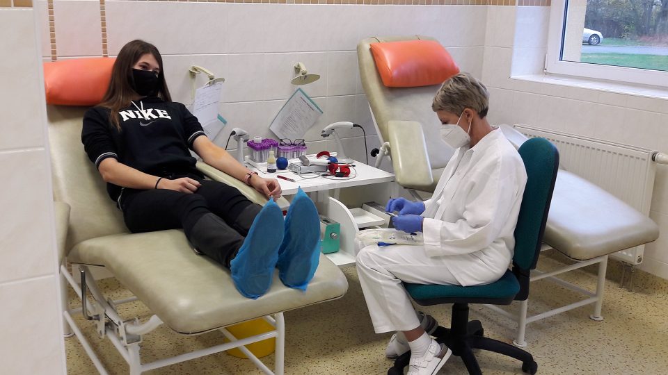 Studentka rokycanského gymnázia Veronika Pourová poprvé darovala krev