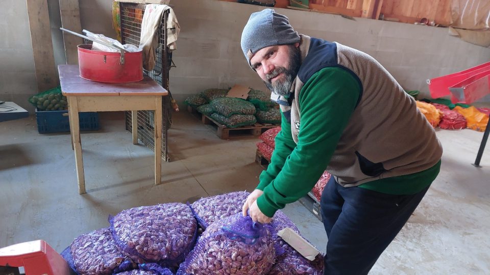 Daniel Pech s pytli stroužků česneku k sadbě | foto: Irena Šarounová, Český rozhlas Daniel Pech s pytli stroužků česneku k sadbě