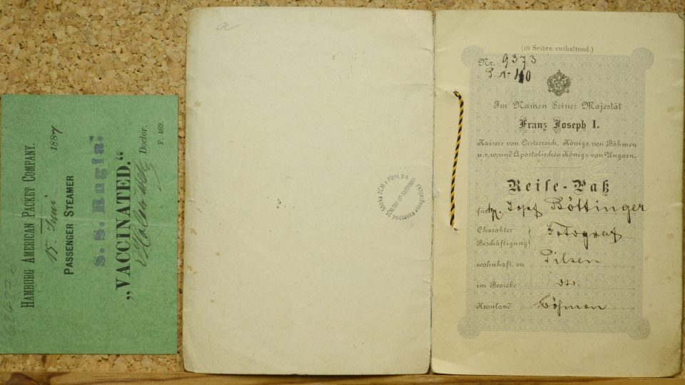 Pas a průkaz o očkování fotografa a výtvarníka Josefa Böttingera, který se také rozhodl zkusit štěstí za oceánem a v letech 1887-1889 působil v Milwaukee v americkém státě Wisconsin
