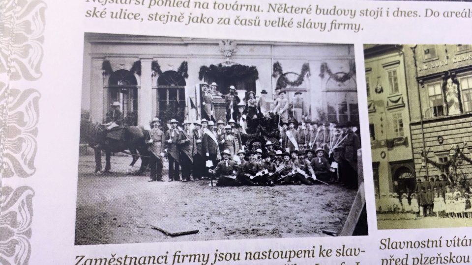 Dobová fotografie návštěvy císaře z knihy Ladislava Silovského