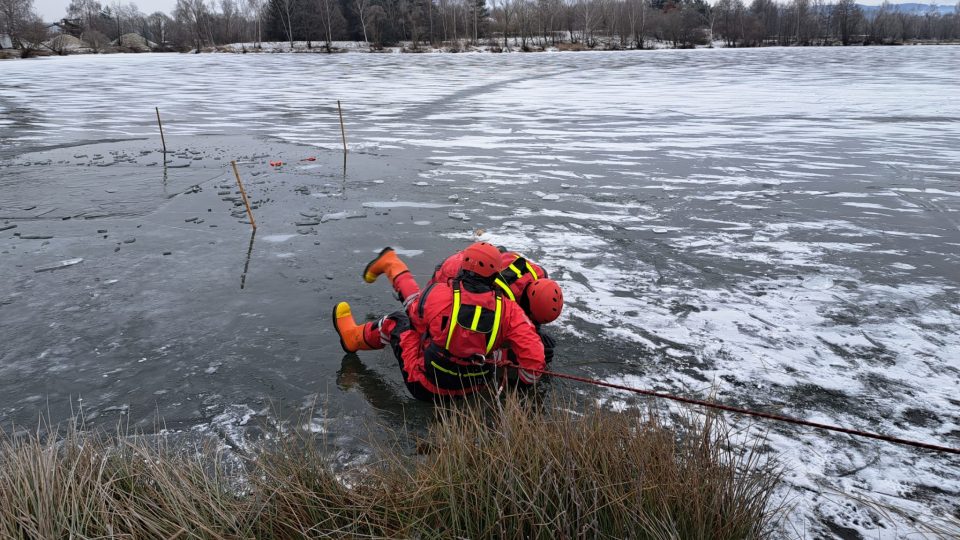Klatovští hasiči trénují zásah na zamrzlé vodní hladině