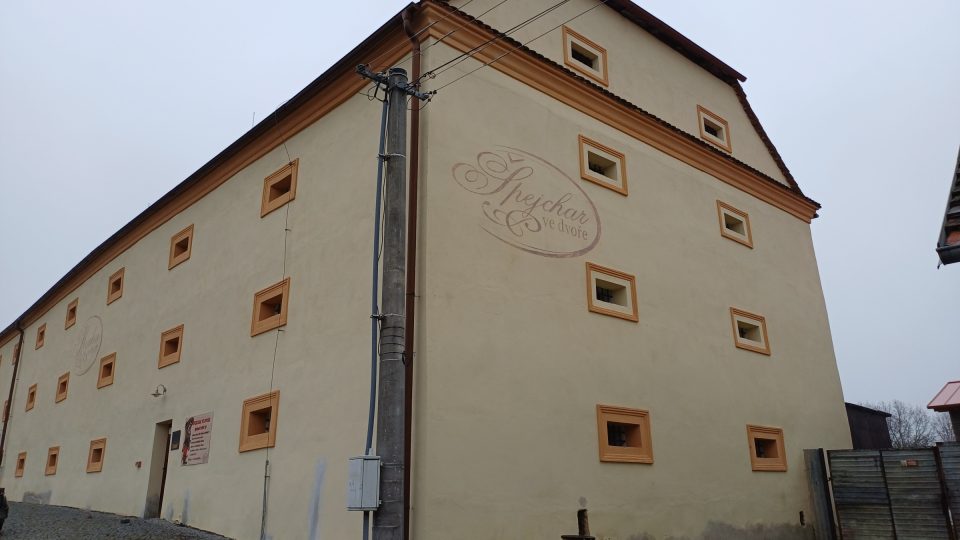 Špejchar ve dvoře ve Spáleném Poříčí na jižním Plzeňsku | foto: Soňa Vaicenbacherová, Český rozhlas Špejchar ve dvoře ve Spáleném Poříčí na jižním Plzeňsku