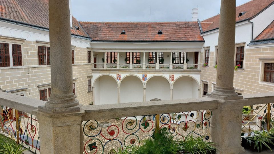 Zámek se pyšní krásnými arkádami