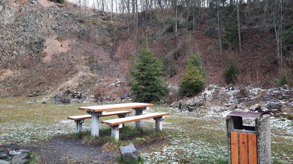 Uprostřed bývalého lomu je malé zázemí pro turisty | foto: Iva Havlíčková, Český rozhlas Uprostřed bývalého lomu je malé zázemí pro turisty