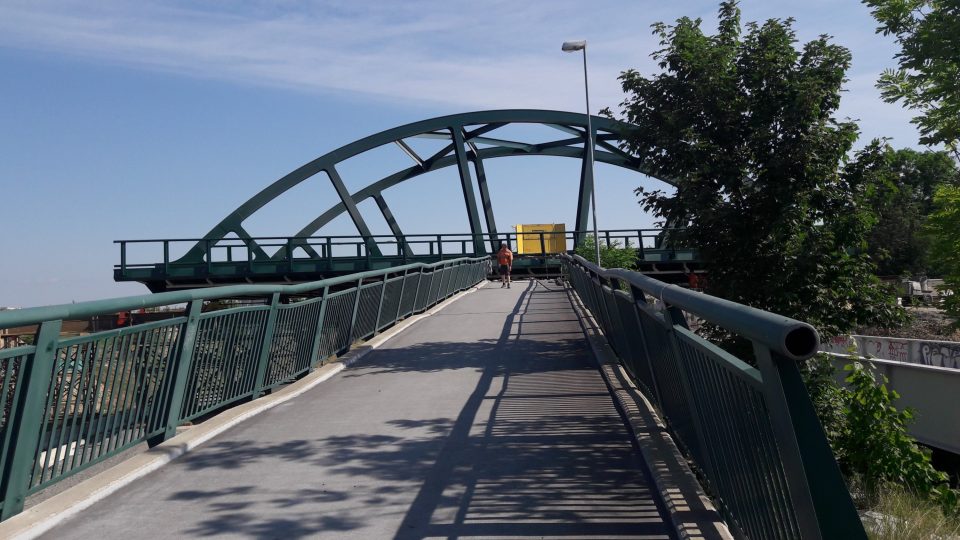 38 metrů dlouhý a 350 tun těžký je nový most tramvajové trati na plzeňská Borská pole. Už druhý den ho stavbaři posouvají do konečné polohy nad silnici 1/27