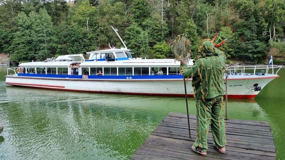 Vodník na Hracholuskách zdraví projíždějící parník