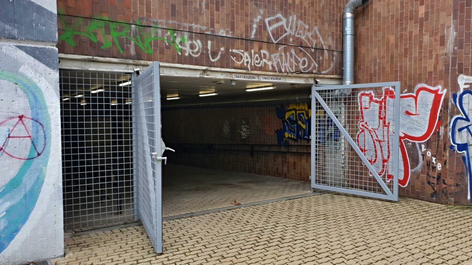 V Plzni znovu ožívá uzavřený podchod u vlakového nádraží