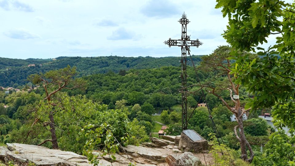 Kříž je vyroben z blanenské litiny a opatřen zajímavým zdobením. Je příkladem kvalitní uměleckořemeslné kovolijecké práce | foto: Zdeněk Truhlář, Český rozhlas Kříž je vyroben z blanenské litiny a opatřen zajímavým zdobením. Je příkladem kvalitní uměleckořemeslné kovolijecké práce