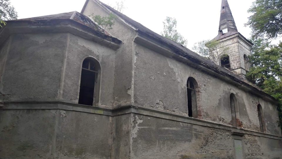 Zchátralý kostel Navštívení Panny Marie ve vsi Nové Domky u Rozvadova se dočká částečné opravy