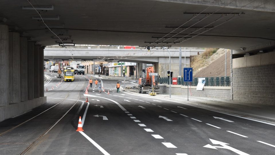 Po roce a půl se v Plzni v noci z 31. srpna na 1. září otevře kompletně zrekonstruovaná Mikulášská ulice pod novými železničními mosty hlavního nádraží
