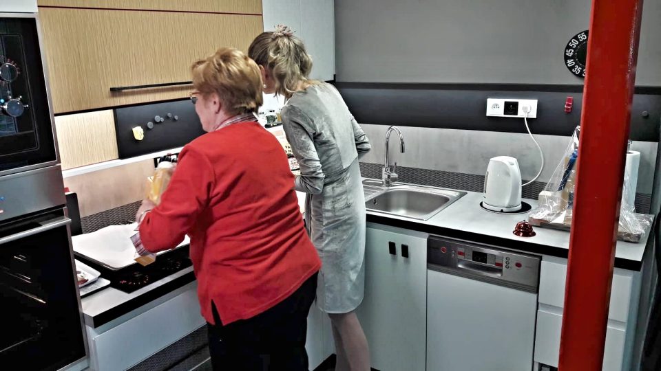 Plzeňský Tyfloservis má novou cvičnou kuchyni pro zrakově postižené