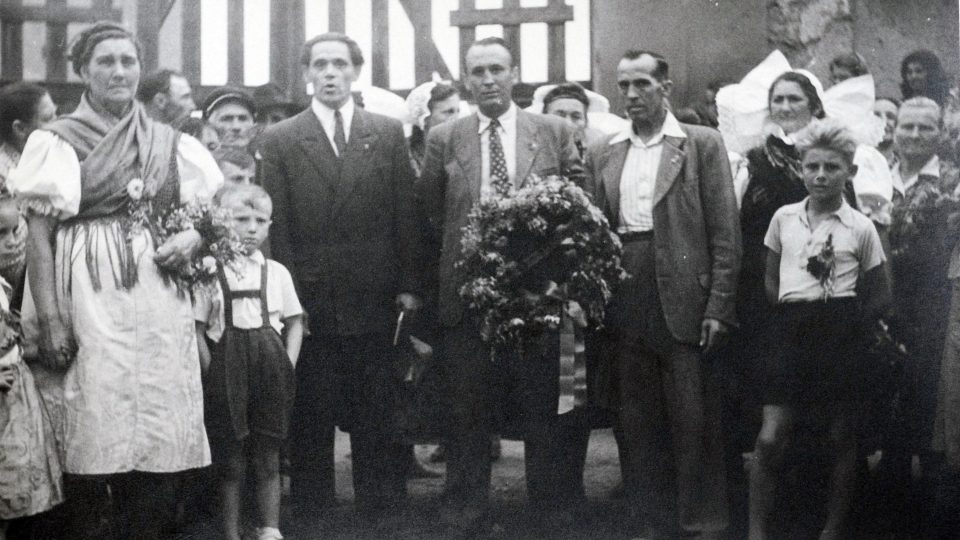 Z dožínek v JZD Malesice, 1952. Předávání dožínkového věnce předsedovi JZD namísto tradičně hospodáři