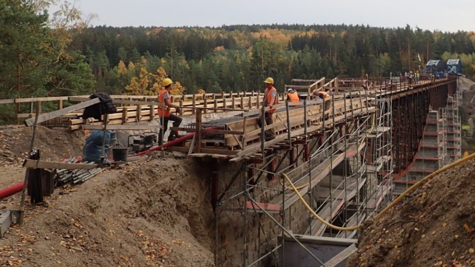 Na severním Plzeňsku se schyluje k unikátní technické operaci. Stavbaři budou měnit 118 let starý železniční most nad přehradou Hracholusky