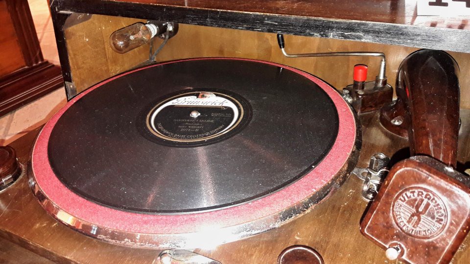 Tušíte, jak vypadal jeden z prvních sériově vyráběných gramofonů? Pokud vás právě tenhle kus historie zajímá, určitě vyražte do Domu historie Přešticka v Přešticích
