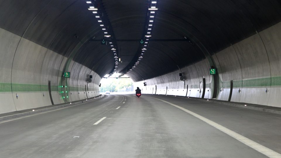 V dálničním tunelu Valík u Plzně můžete jezdit stokilometrovou rychlostí
