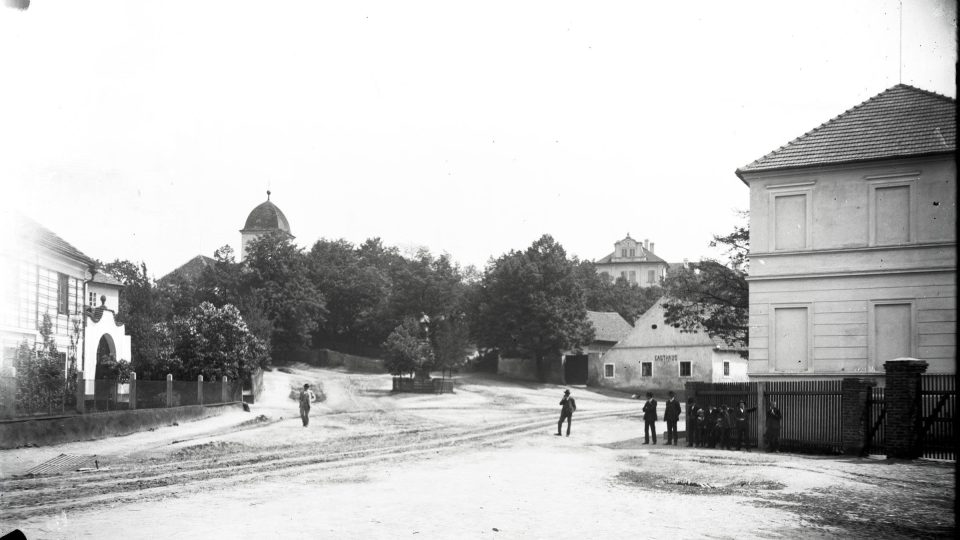 Náves v Malesicích kolem roku 1900