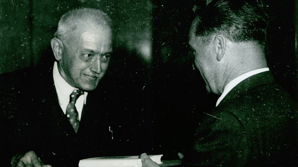Ladislav Lábek při udělování cen osvětovým pracovníkům města Plzně (1955)