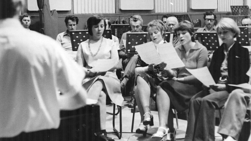 Zkouška sboru v plzeňském rozhlasovém studiu v roce 1973